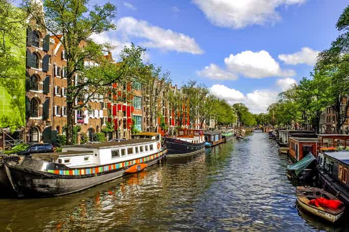 Обзорная прогулка по Амстердаму: город под маской