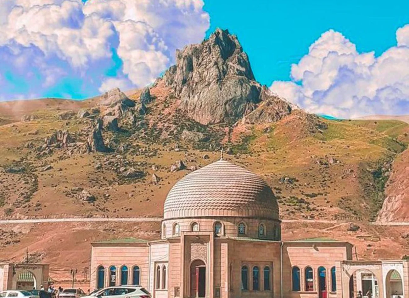 Agate mountains of Khizi and shrines of Beshbarmag — tour in Baku, Azerbaijan | Pokataem