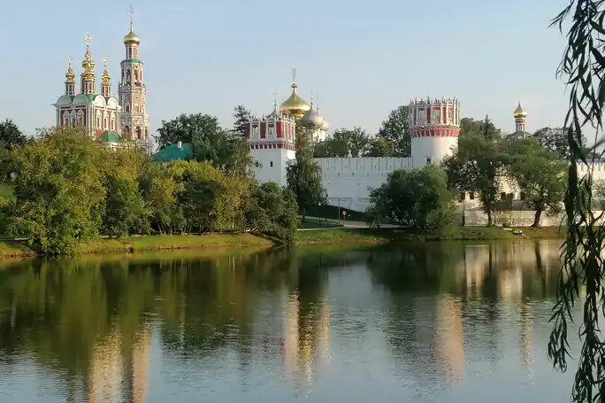 Новодевичье: прогулка вдоль монастыря и экскурсия по кладбищу
