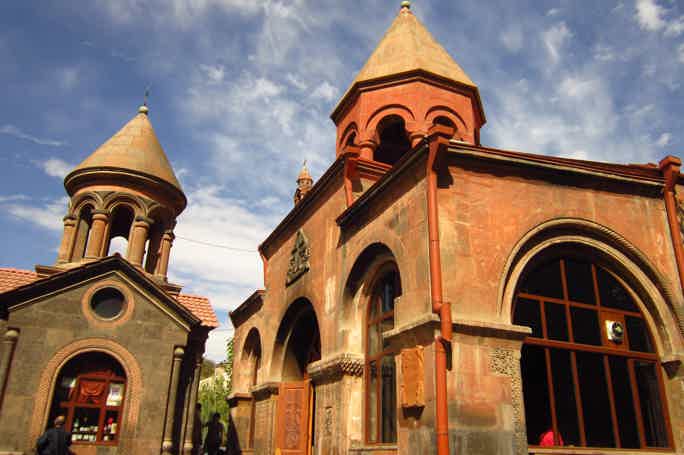 Христианские святыни, современные парки и персидская мечеть