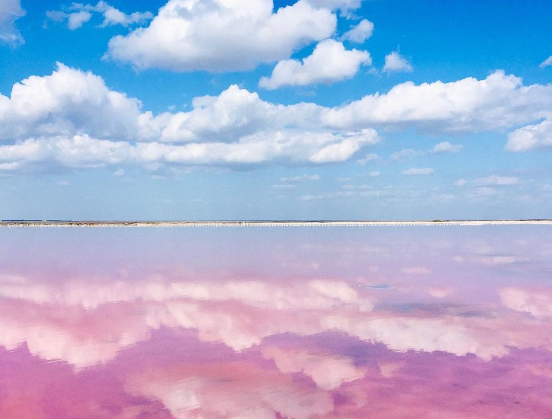 Розовое озеро и облака