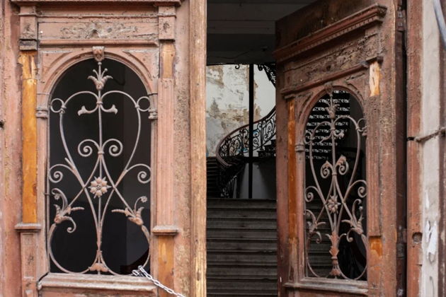 Виды Тбилиси за фасадом: парадные, легенды и лица старого города