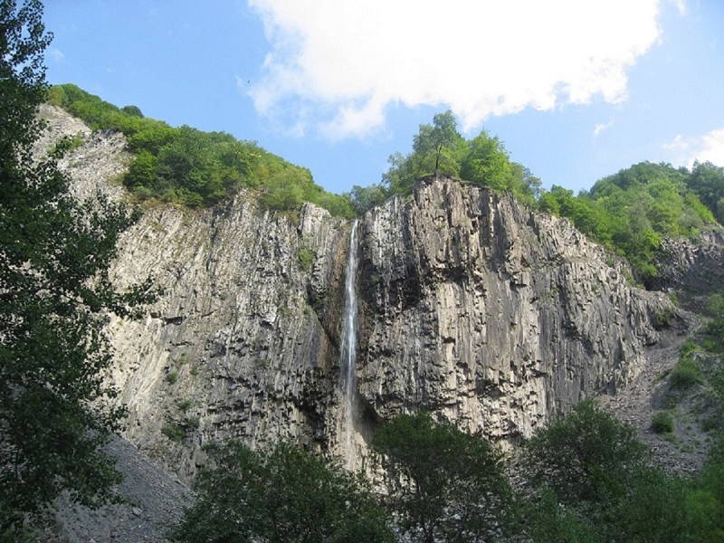 К водопаду Афурджа и горе Бешбармаг