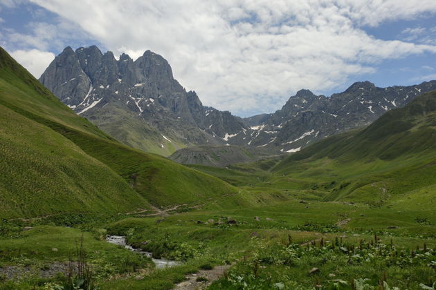 Виды Ущелье Труссо и подножье Чаухи в один день