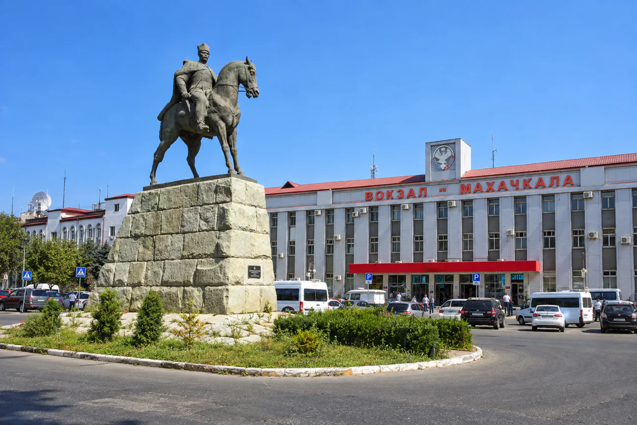 памятник Махачу Дахадаеву