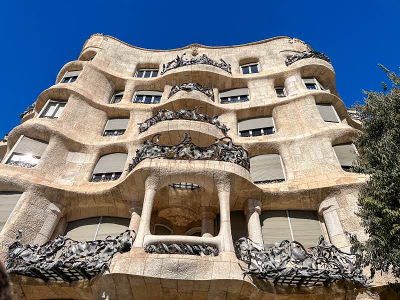 Барселона за 8 часов: Гауди, Монжуик и старинные кварталы - фото 4