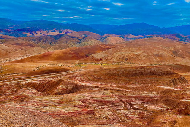 Виды Радужные горы, гора Бешбармак и Розовое озеро