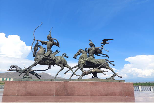 По Кызылу в центре Азии