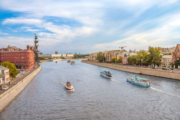 Виды От Кремля до Крымского: часовая прогулка по Москве-реке от парка «Зарядье»