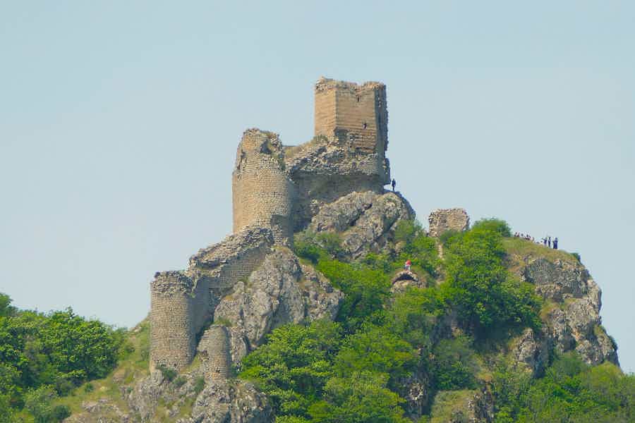 Водопад Афурджа и средневековый замок - фото 1