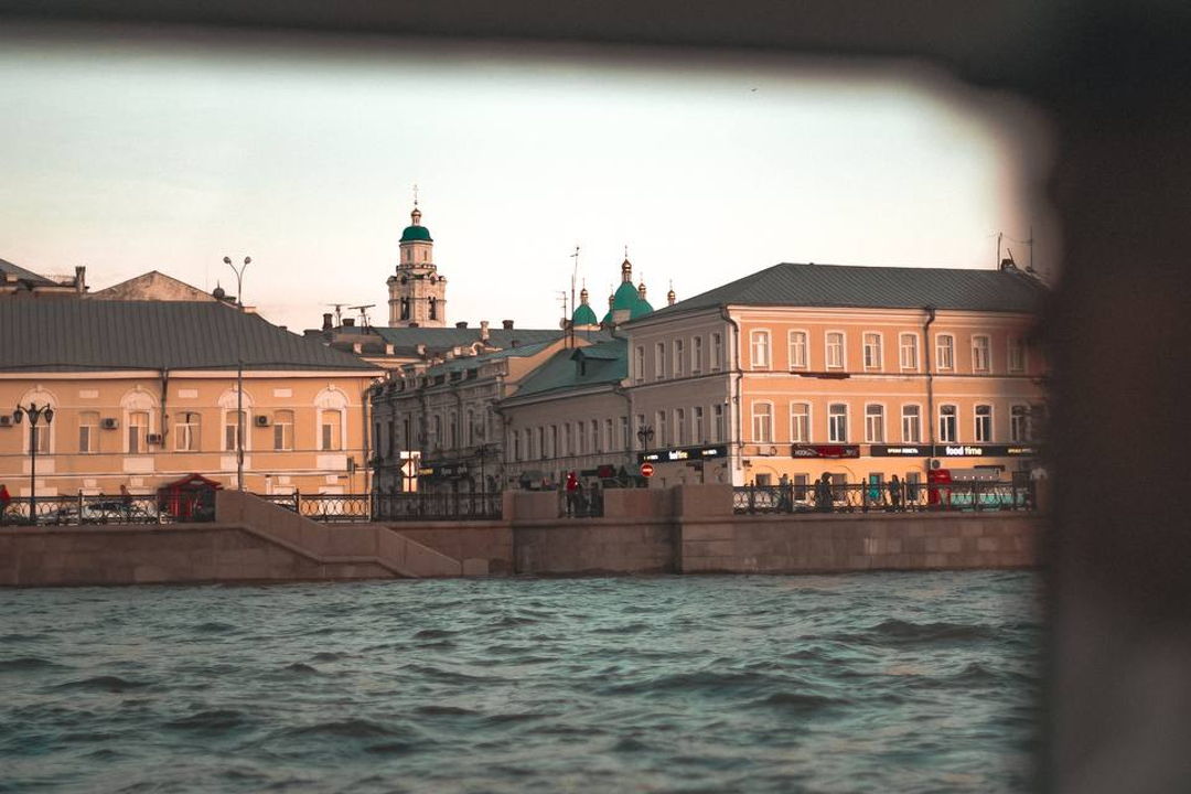 Обзорная прогулка вдоль набережных на катере — фото 2