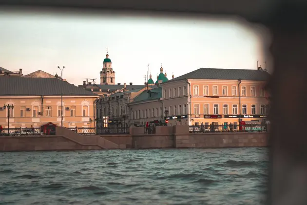 Обзорная прогулка вдоль набережных на катере — фото 3
