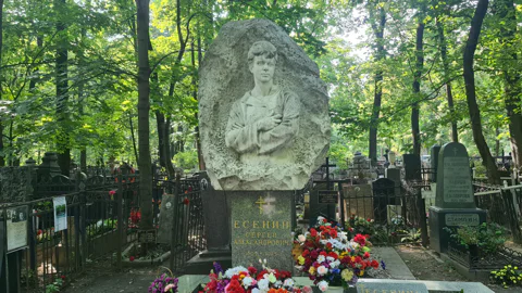 О Есенине без Есенина — тематическая экскурсия по Ваганьковскому кладбищу