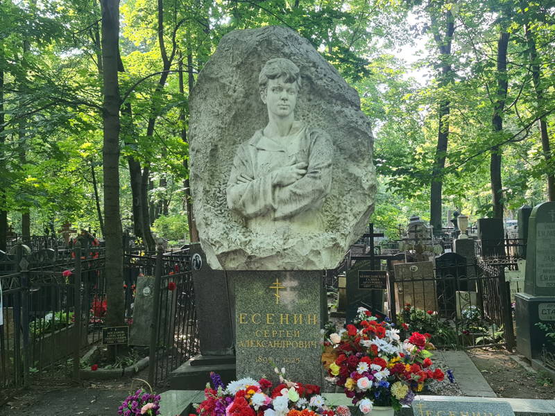 О Есенине без Есенина — тематическая экскурсия по Ваганьковскому кладбищу