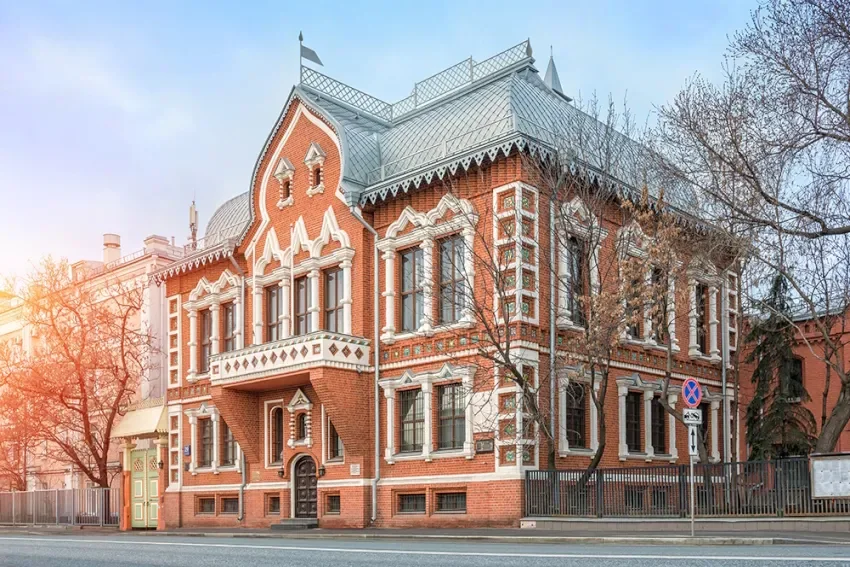 Автобусный маршрут по необычным домам Москвы, кадр 3