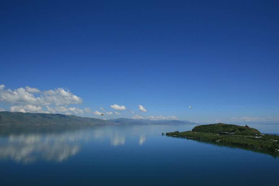 Озеро Севан,  Севанаванк, канатная дорога Цахкадзора, монастырь Кечарис - фото 2