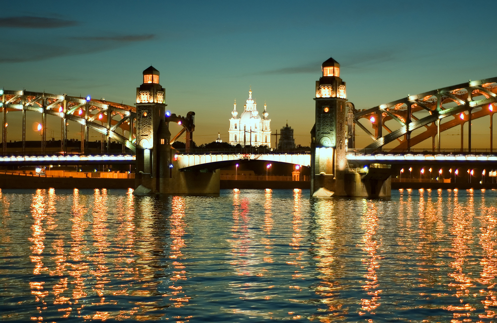 Прогулки на катере по Неве: парадный Петербург и разводные мосты