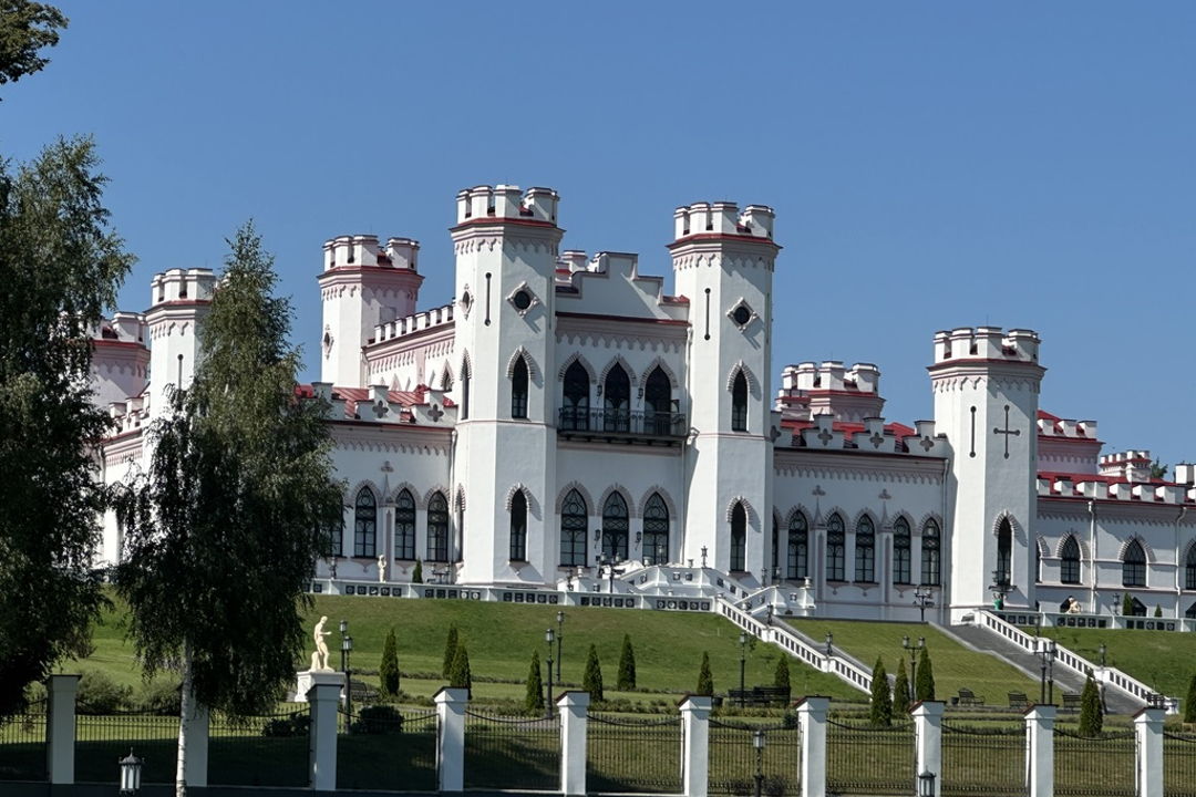 Трансфер с сопровождением — замки,  дегустация пива, заводские секреты! — фото 1