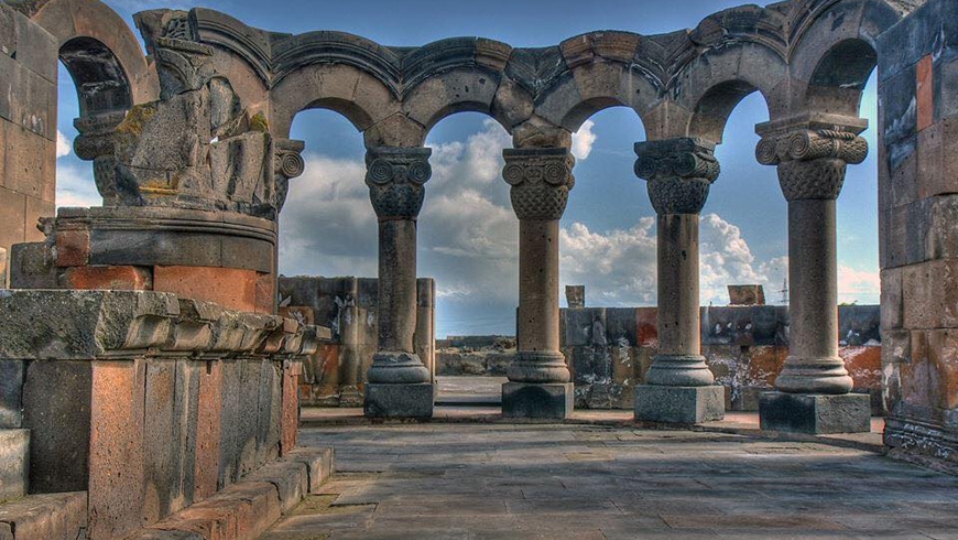 Архитектура и история средневековых храмов Армении