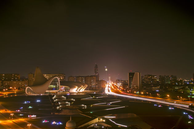 Виды Ночной Баку: огни загораются ночью