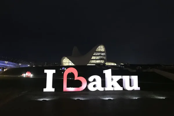 Night walk around Baku and drinking tea at a bird's eye view — photo 2, Baku | Pokataem