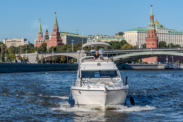 Речная прогулка на яхте с капитаном по центру Москвы по выбранному маршруту