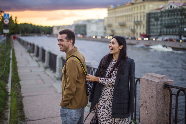 Виды Небанальная фотопрогулка по ярким дворикам Питера на авто
