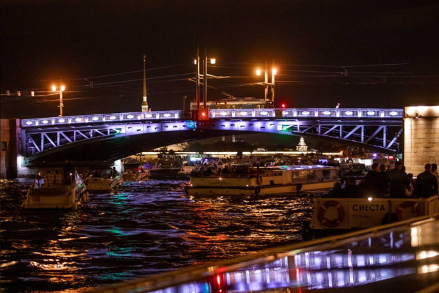 Фото к экскурсии К мостам Петербурга по рекам и каналам в сопровождении саксофона
