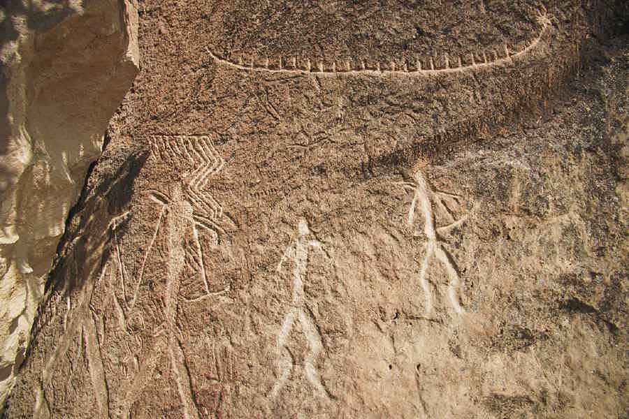 Гобустан - каменная летопись эпохи Палеолита и поездка на грязевые вулканы - фото 1