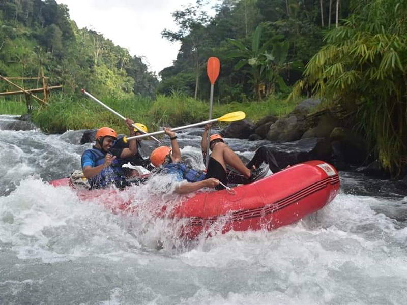 Приключение в мир водной стихии: рафтинг