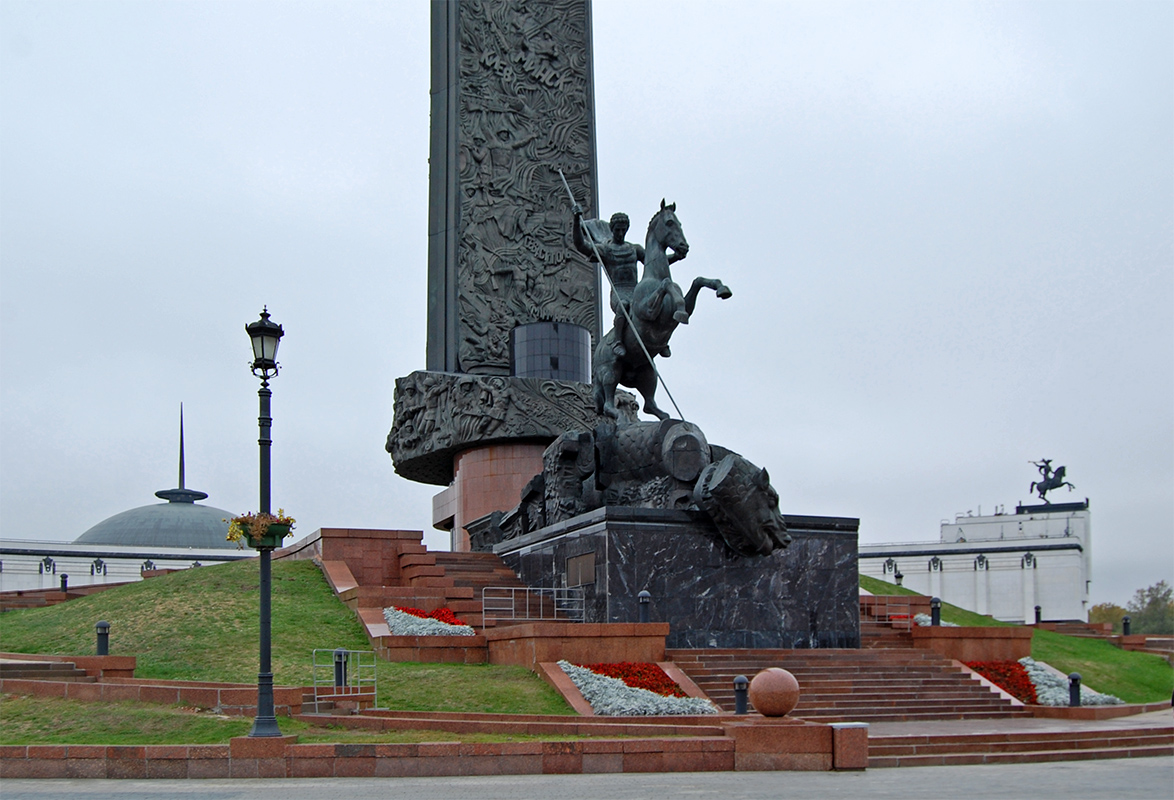 Памятник победы на горе. Поклонная гора монумент Победы. Поклонная гора в Москве памятник.