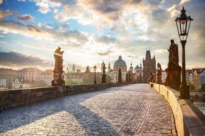 Prague: Castle and Jewish Quarter Tour with Cruise and Lunch