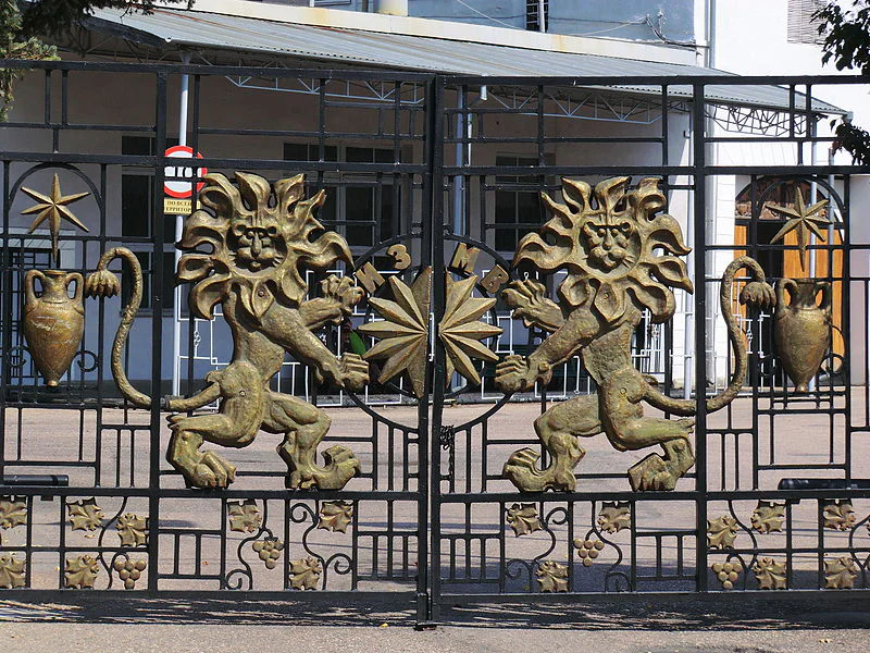 Тайны Инкерманских подвалов: пещерный монастырь и завод марочных вин — фото 4, Севастополь | Покатаем