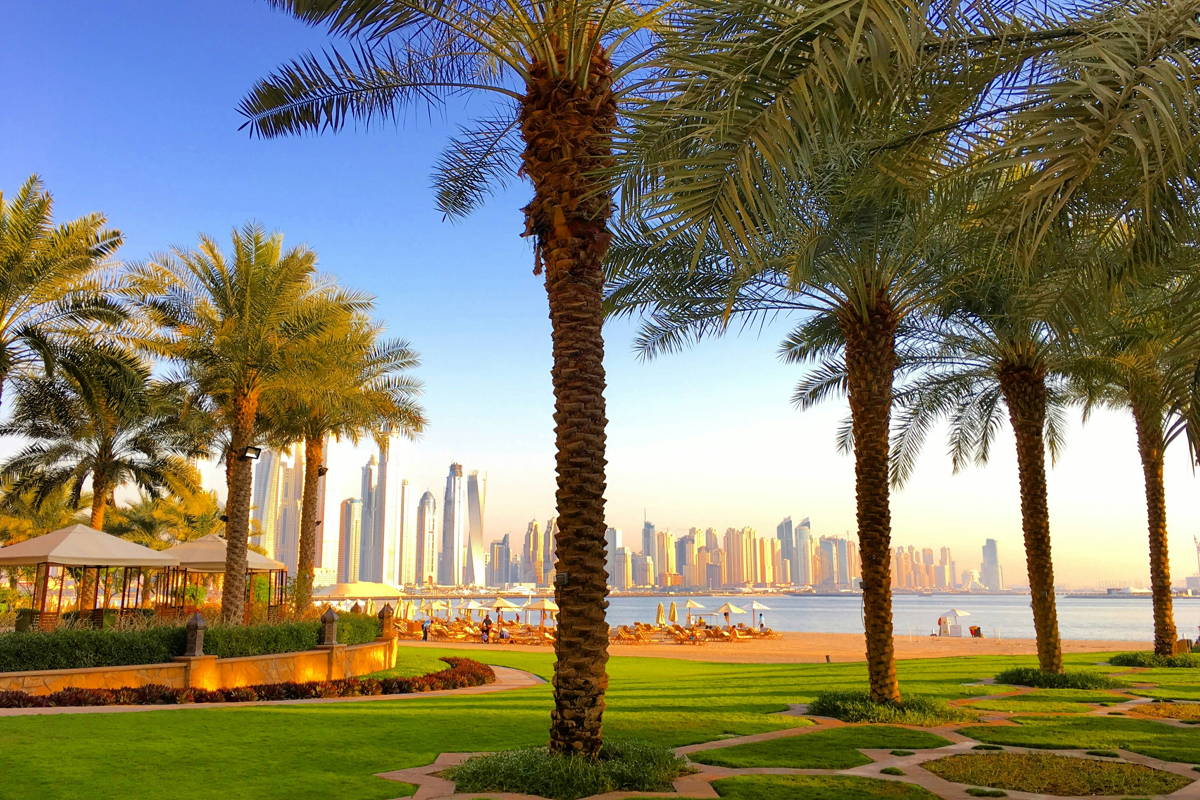 Отдых в отеле Fairmont The Palm с бассейном и приватным выходом на пляж