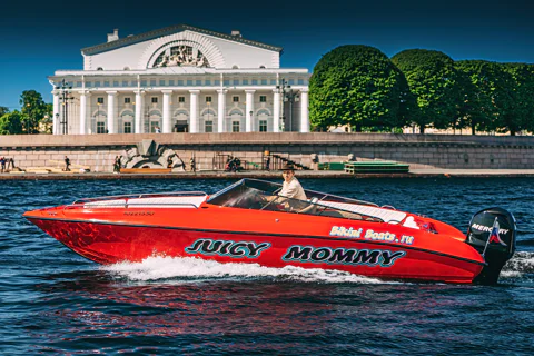 VIP-прогулка на катере Sugar Daddy и Juicy Mommy в Санкт-Петербурге