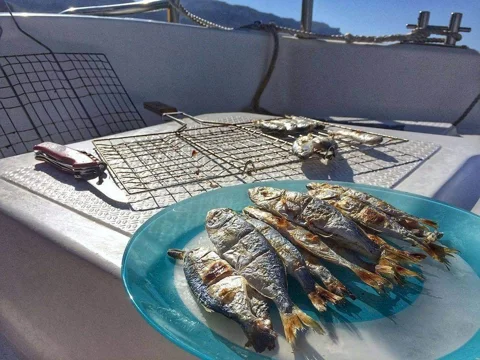 Морская рыбалка в открытом море с приготовлением улова