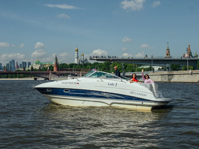 На яхте с капитаном по центру Москвы до Кремля, Лужников или Москва-Сити — фото 7, Москва | Покатаем
