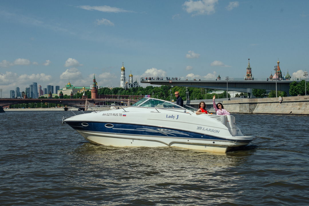 На яхте с капитаном по центру Москвы до Кремля, Лужников или Москва-Сити — фото 6