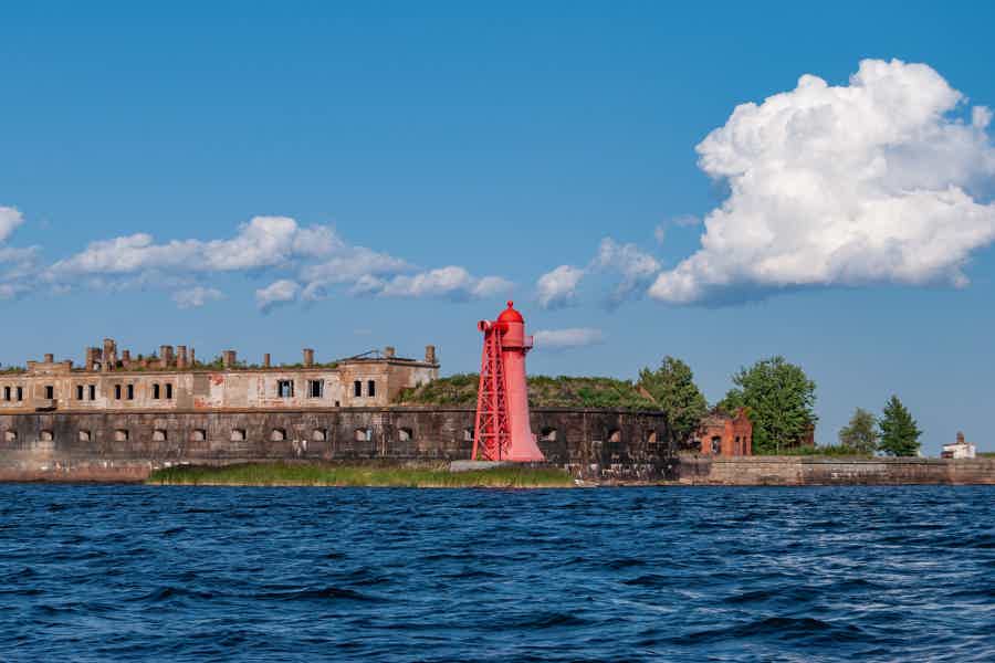 Морская экскурсия: форты Кронштадта и два рукотворных острова   - фото 6