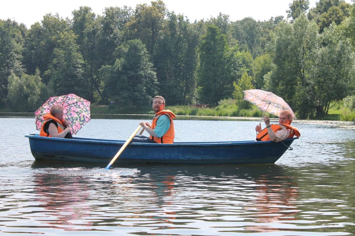 Можно ли на лодке на озере. Прогулка на лодке. На лодочке катались. Катание на лодке по озеру. Лодочная прогулка.