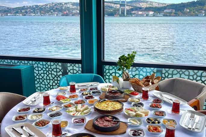 Плавание на «Черной Жемчужине Босфора» с турецким завтраком