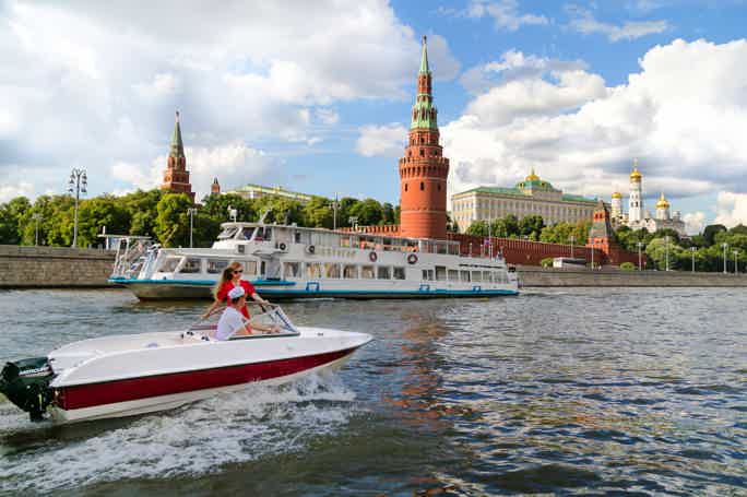 Прогулка на катере без капитана по Москве-реке