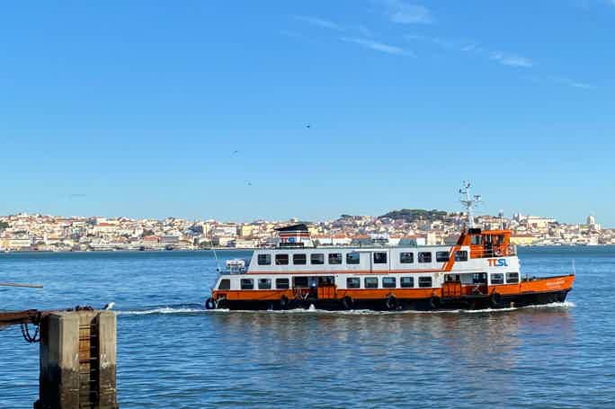 Lisbon: Tagus River Boat Ride with Drinks and Snacks 
