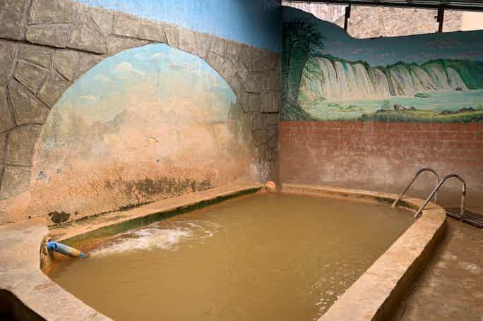 Термальные ванны Анкавана и курортный город Цахкадзор