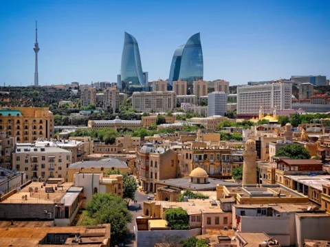 Баку — город древней истории и пылающих небоскребов