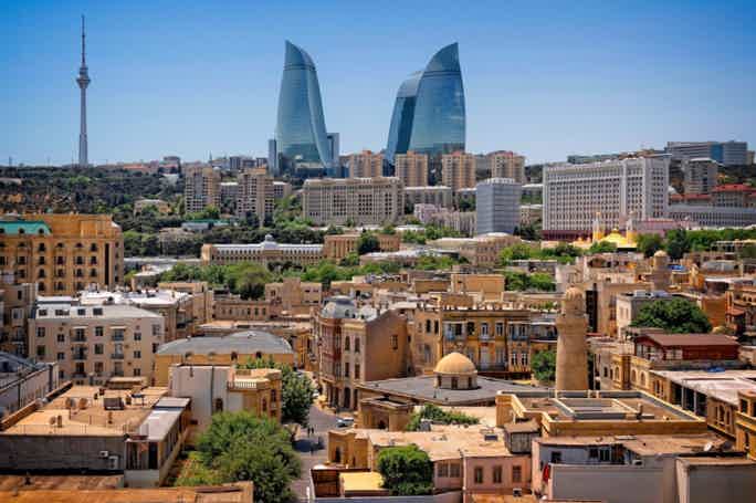 Баку — город древней истории и пылающих небоскребов