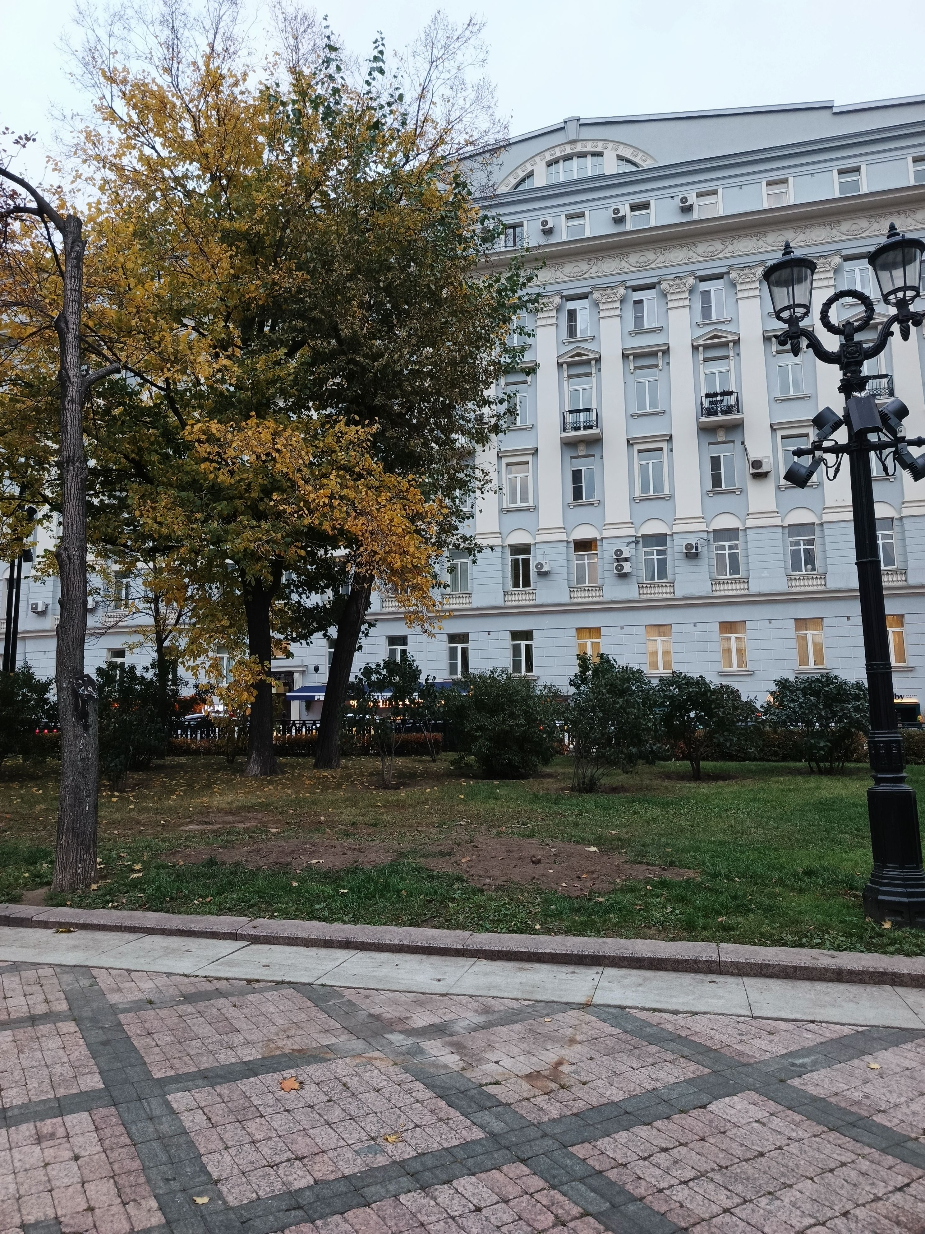 Прогулка по Тверскому и Никитскому бульварам, кадр 42