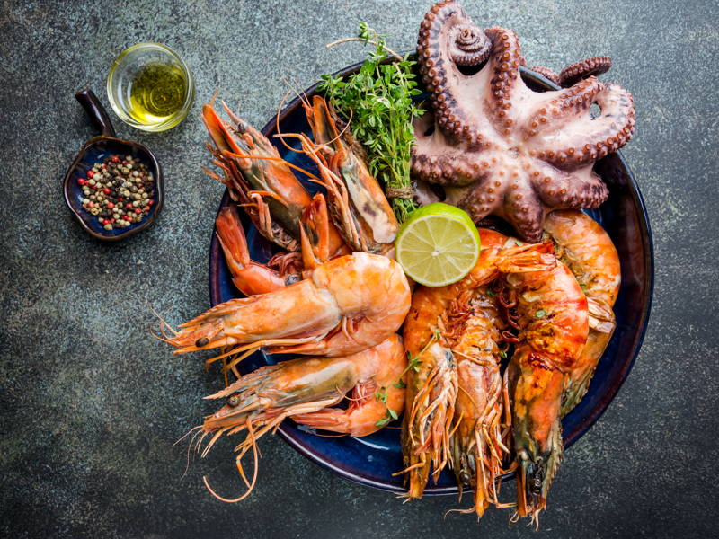 Шведский стол с лобстерами и морепродуктами в ресторане Фист отеля Шератон