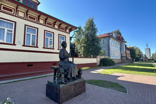 По пешеходной улице Архангельска. Групповая экскурсия