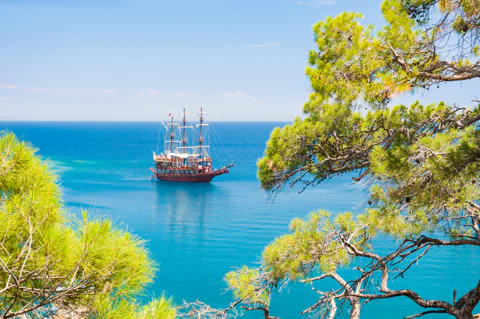 Пиратский рейд по лазурным бухтам Кемера